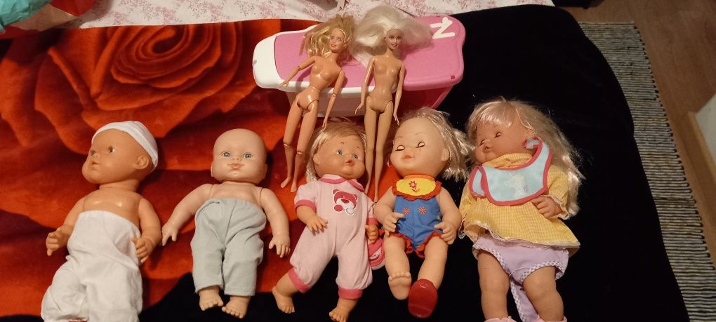 Duas barbies e 5 bebés