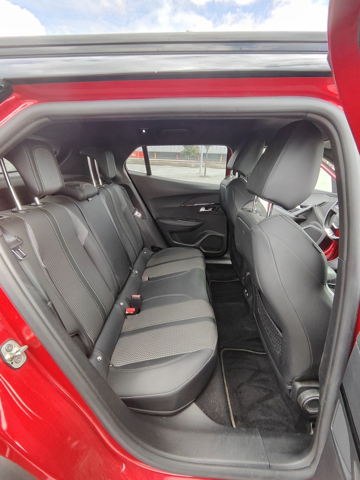 Peugeot E-2008 GT