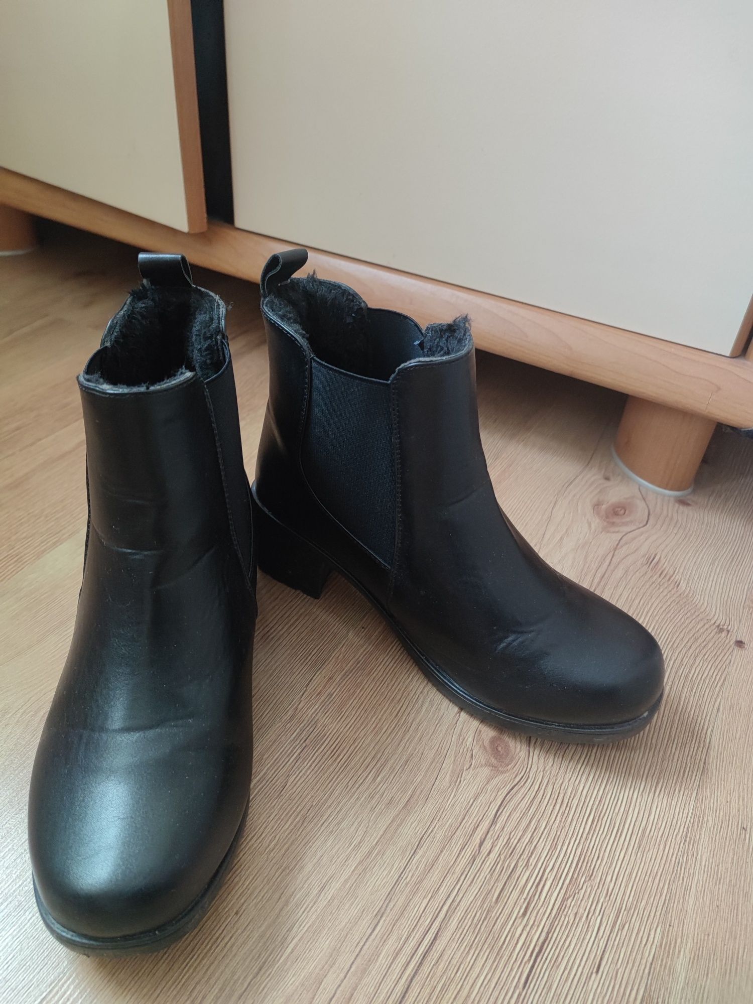 Czarne botki r. 38 z ociepleniem