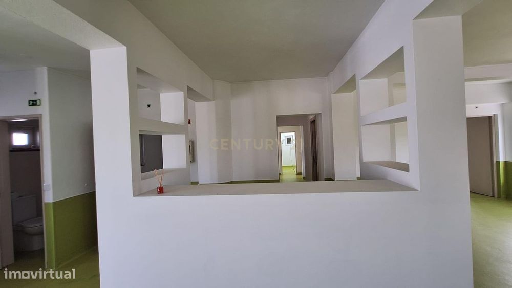 Predio com espaço comercial e a apartamento t3 em Pêra