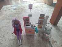 Lalka Barbie z marketem