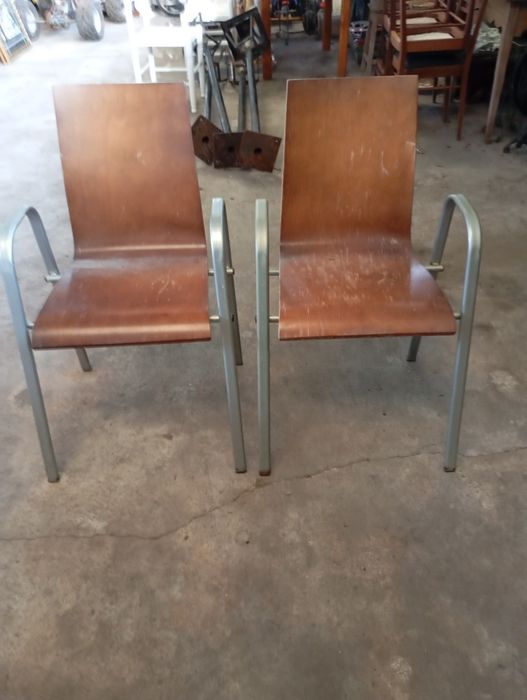 Vendo pare de cadeiras muitas bonitas bom estado
