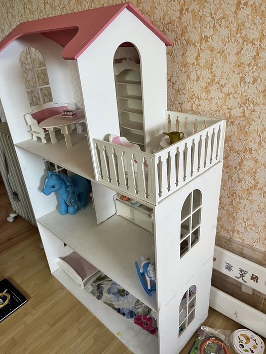 Ляльковий будинок із меблями