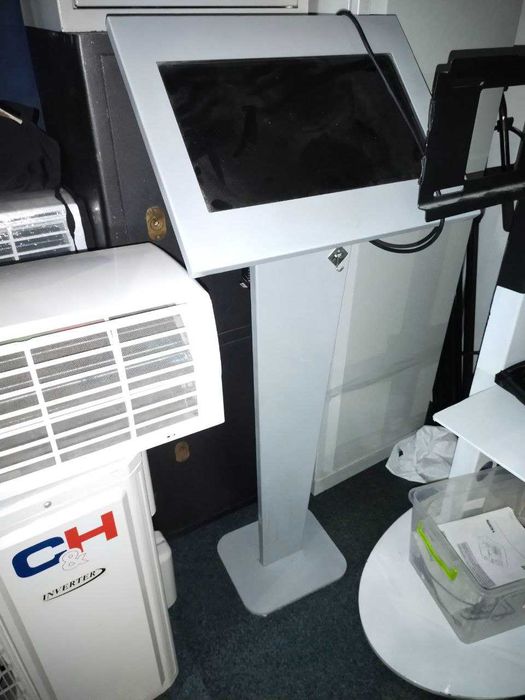 Вертикальная стойка с сенсорным экраном и компьютером