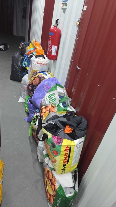 VENDO ROUPA USADA (senhora e rapaz)