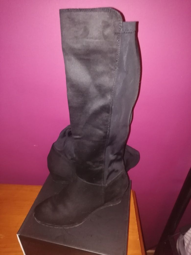 Botas de cano alto e salto cunha