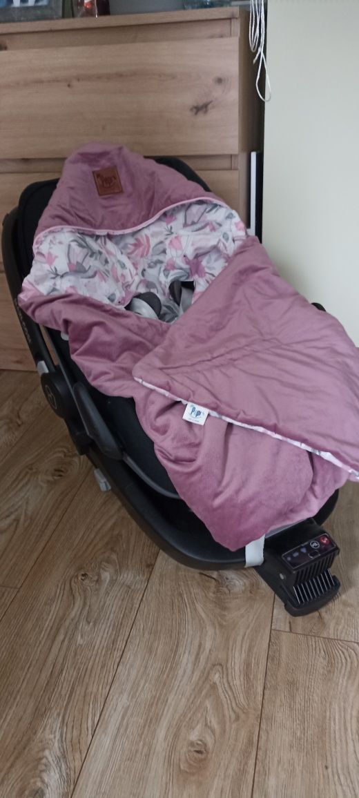 Fotelik Maxi Cosi Pebble Plus (do 12 kg) z bazą ISOFIX