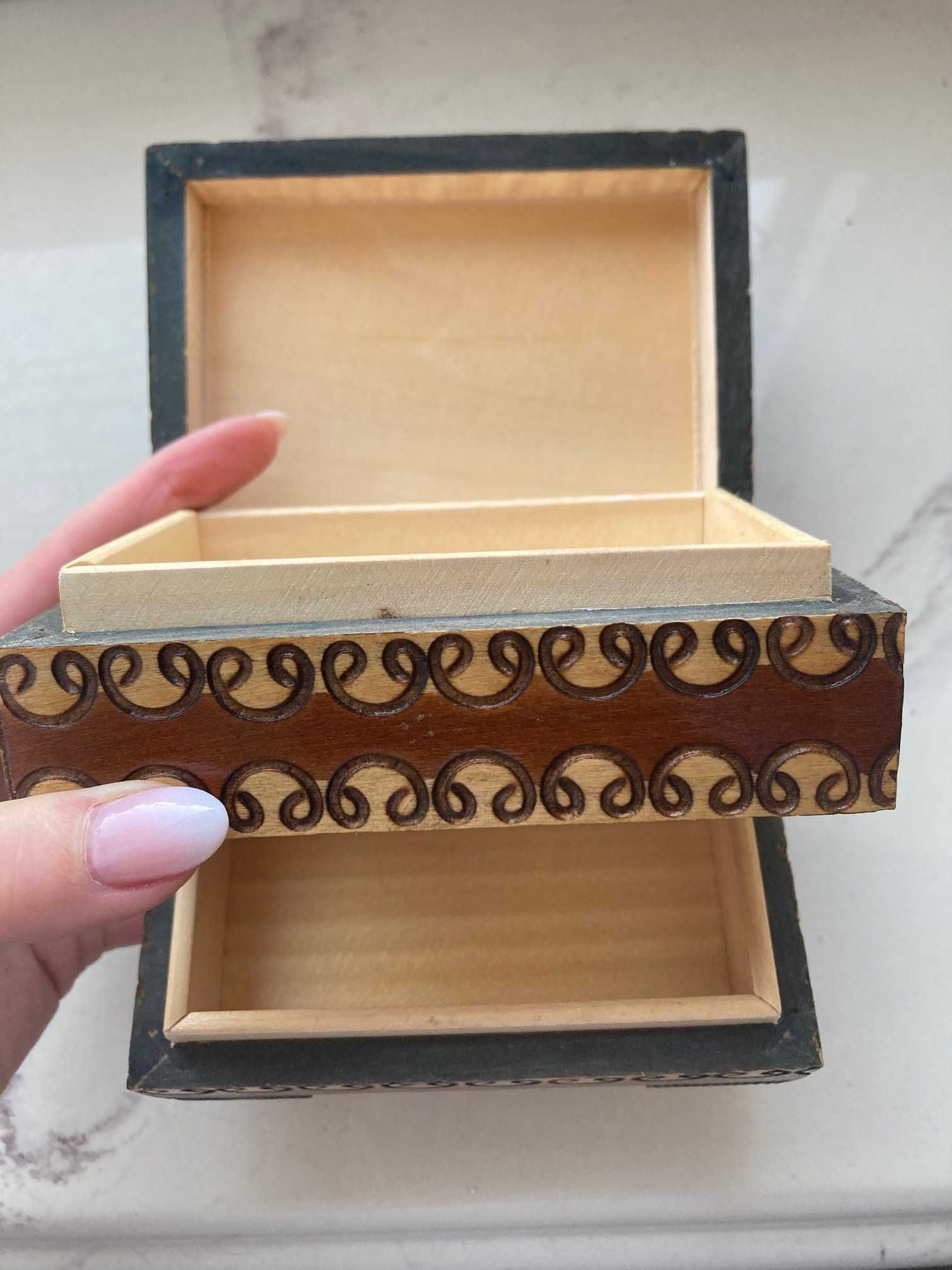 Drewniana szkatułka pudełko wzory vintage cepelia kuferek