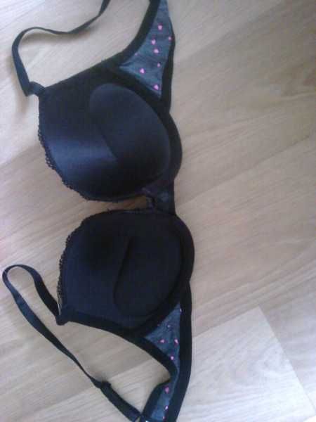 czarny biustonosz z nadrukiem push up New Yorker