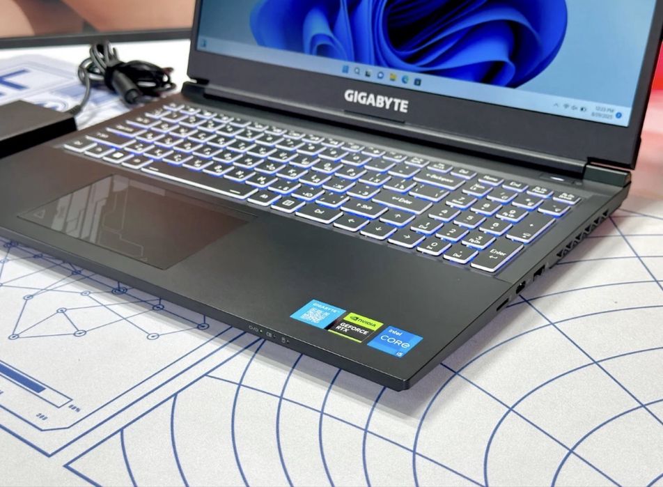 Ігровий Ноутбук - 17.3" / GIGABYTE G7 KF / i5 12500H / RTX 4060 (8 GB)