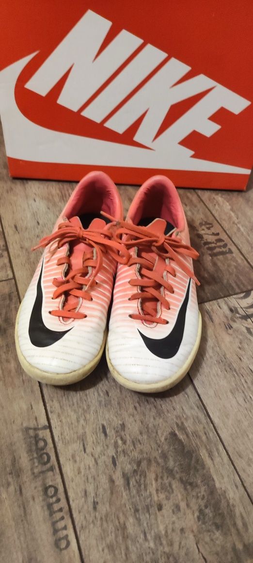 Halówki śnieżynki Nike 33 buty piłkarskie dla dzieci