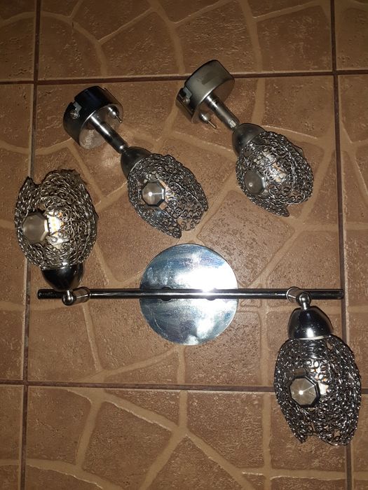 Lampa sufitowa z kinkietami.