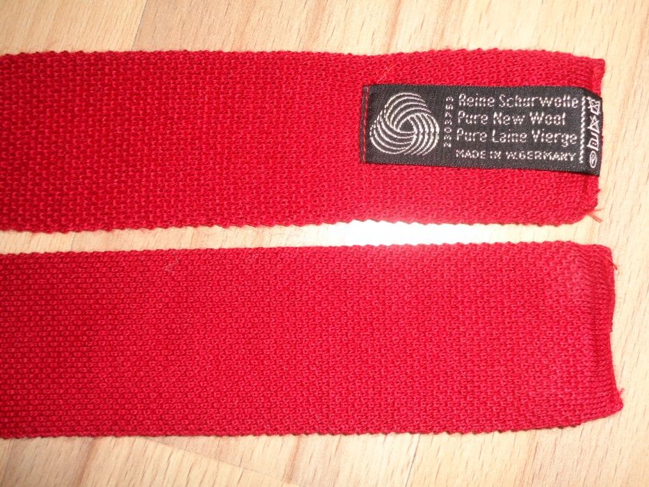 PURE NEW WOOL made in Germany wełniany czerwony wąski krawat KNIT