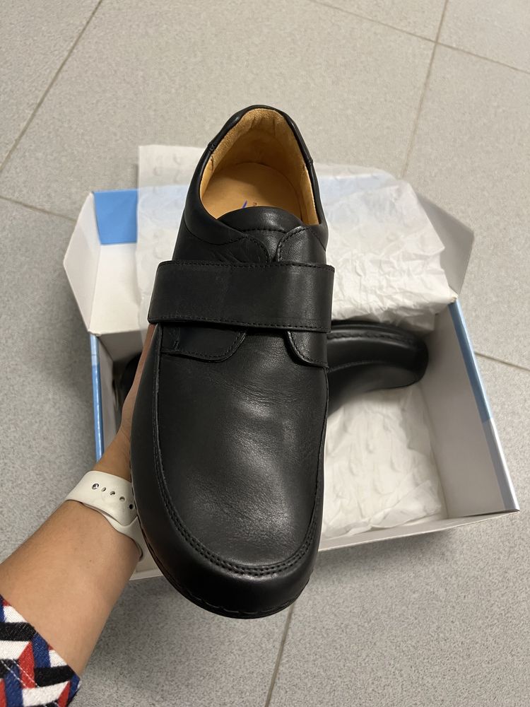 Sapato Preto com Velcro