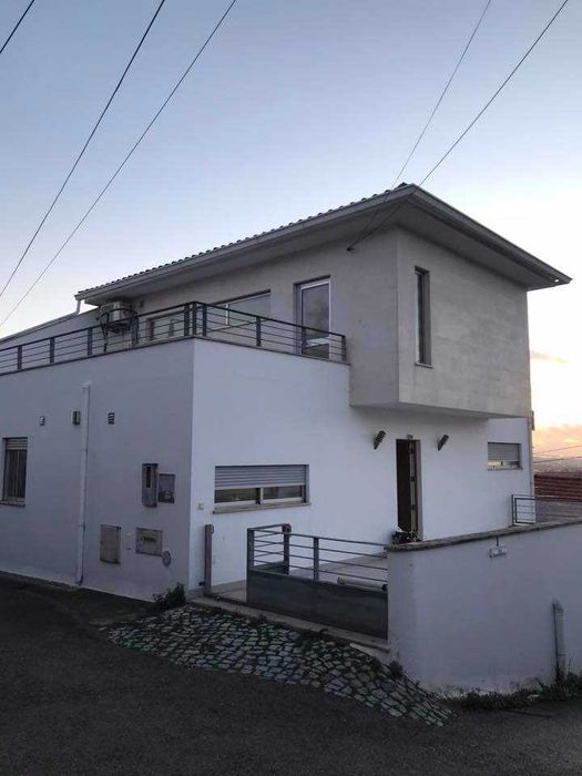 Moradia T2 com Vista Panorâmica e Estacionamento Privado – Coimbra
