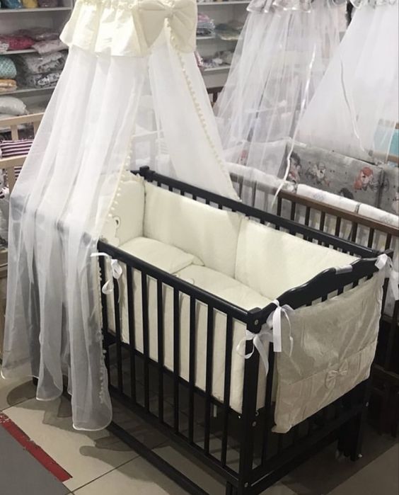 Набір в ліжечко молочного кольору із одіялом та балдахіном