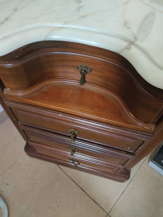 Mesa de cabeceira em madeira