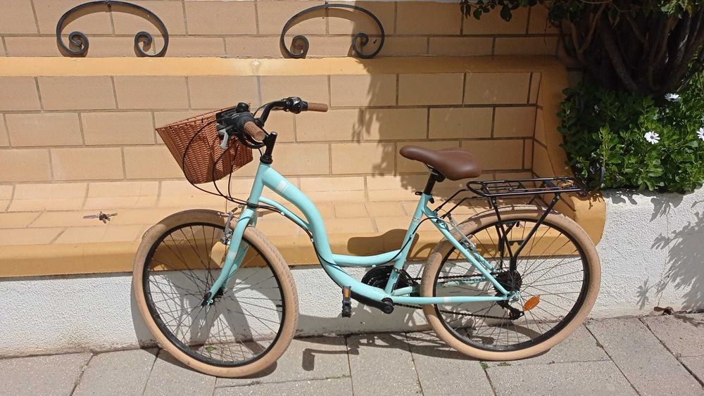 Bicicleta clássica de cidade para jovem senhora.