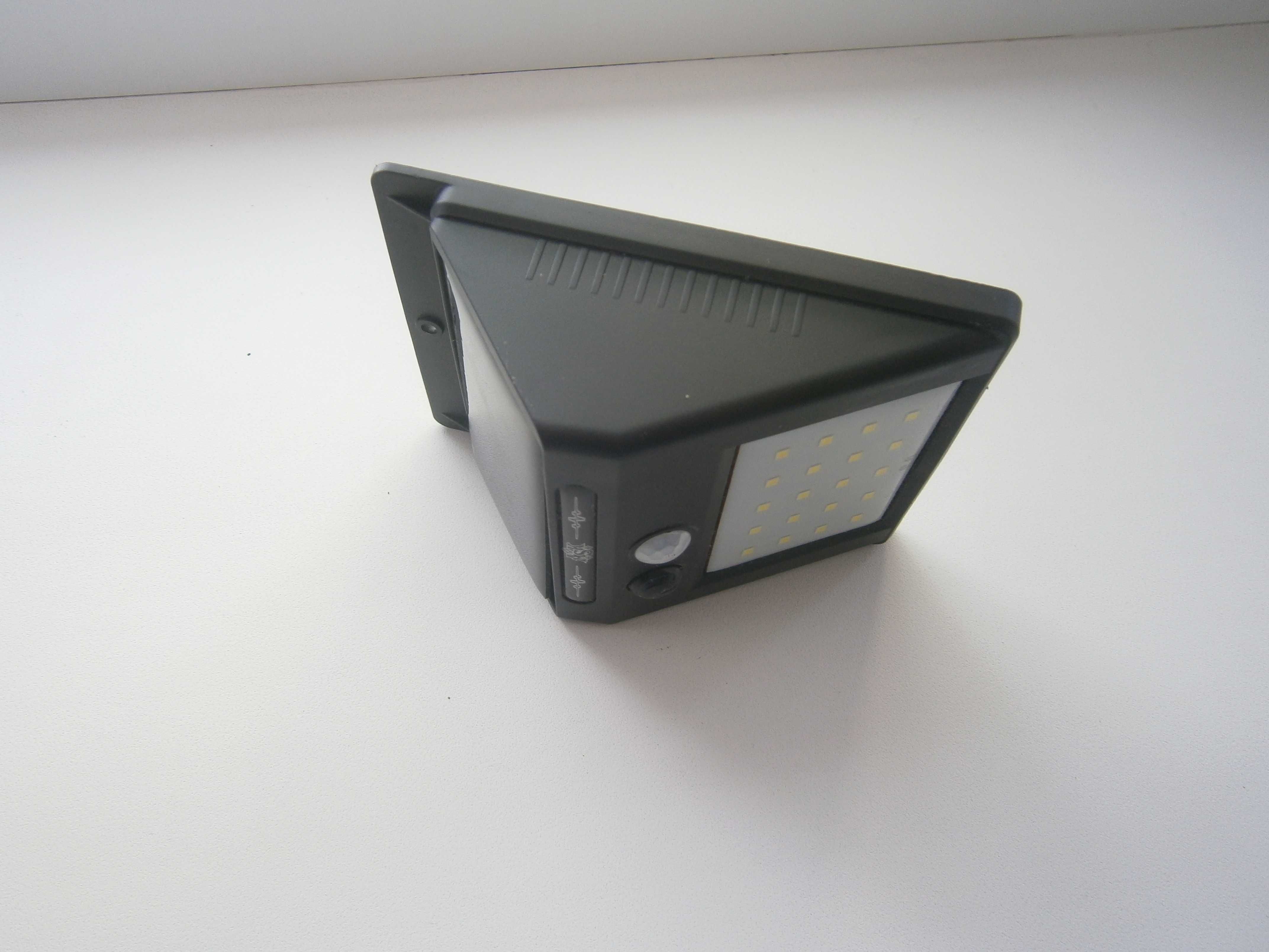 Світильник LED на сонячній батареї з ДР квадрат 10-12W 6000K IP64