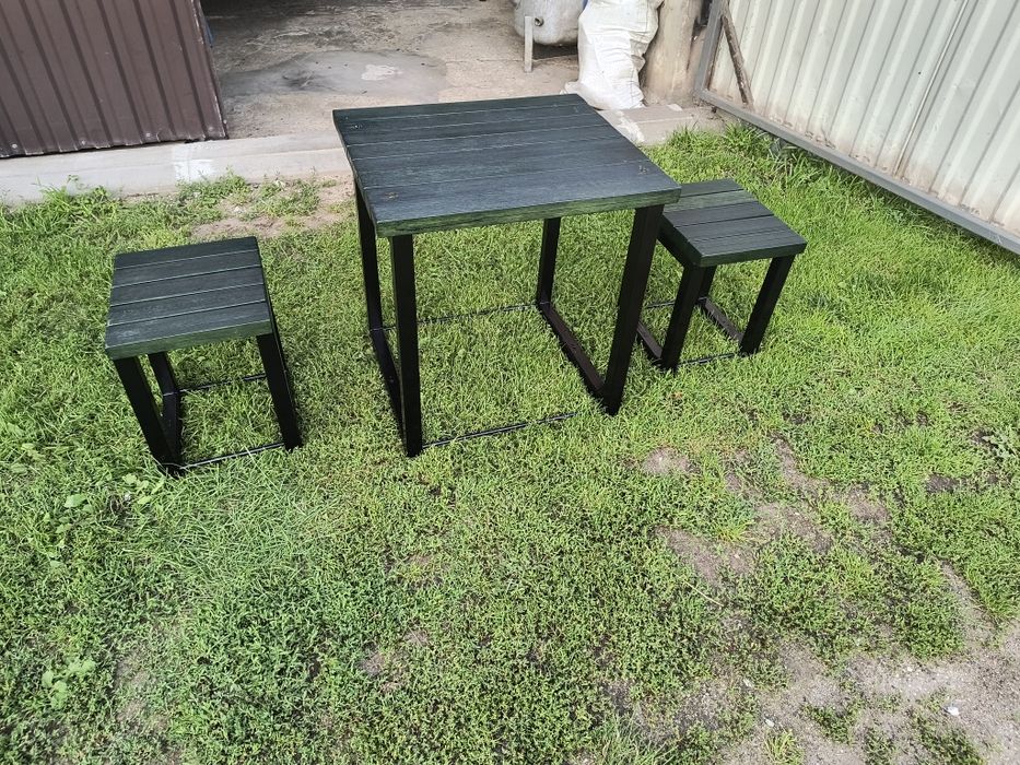 Stolik z taboretami