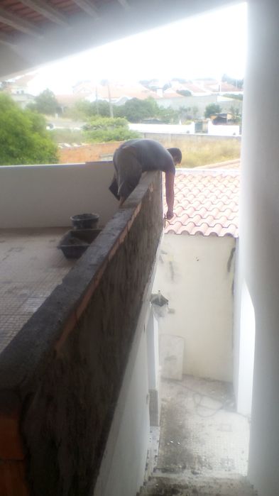 Realizo pequenas obras e pinturas