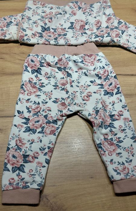 Komplet dresowy dla dziewczynki w kwiaty rozmiar 92