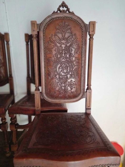 Mesa de jantar e cadeiras