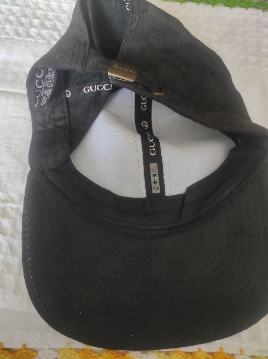 Bonés da Gucci, em Preto e Creme.