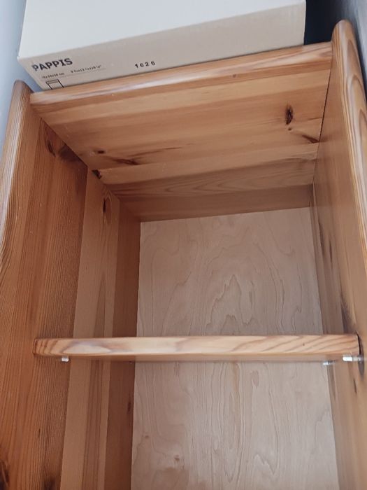 Drewniany regał sosnowy z czterema pólkami