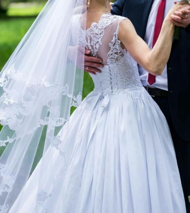 Весільна сукня біла