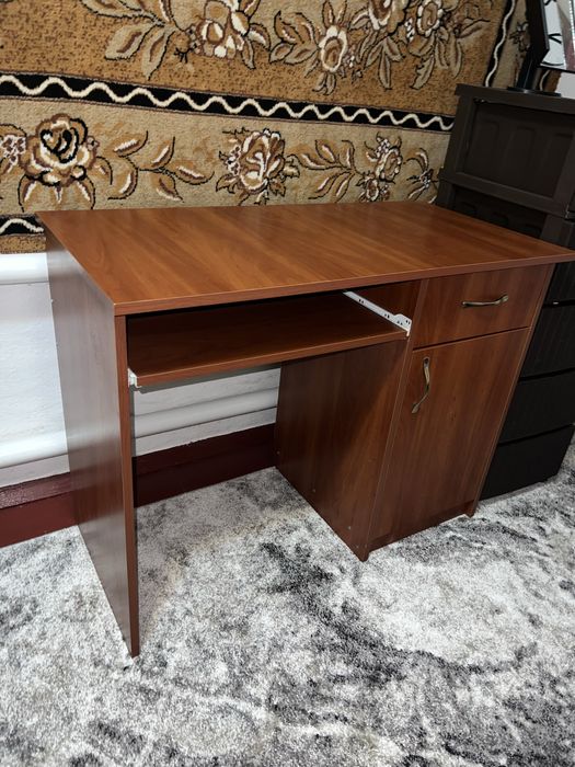 Стіл письмовий/компʼютерний