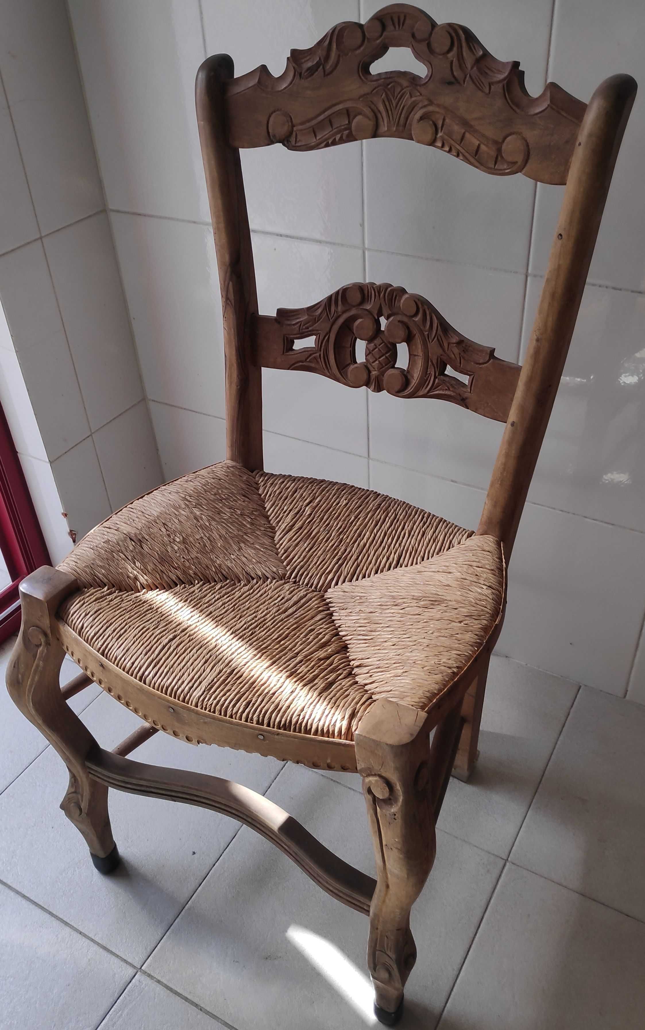 Mesa de cozinha, com tampo rebatível, 4 cadeiras e móvel de parede