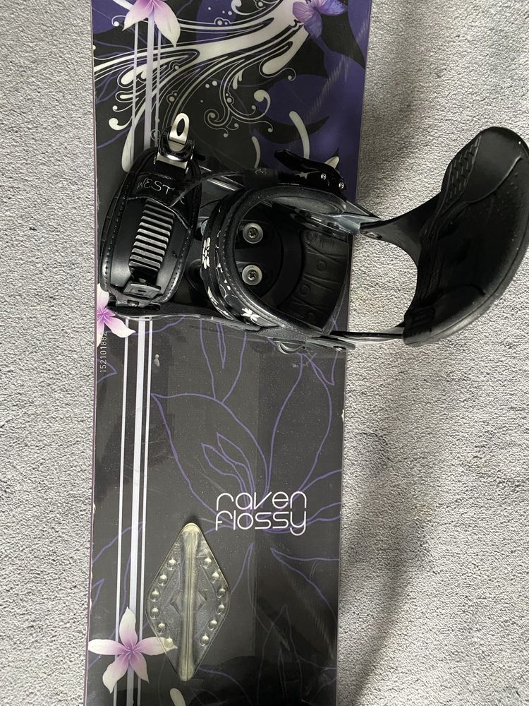 Deska snowboardowa Raven Flossy z wiązaniami