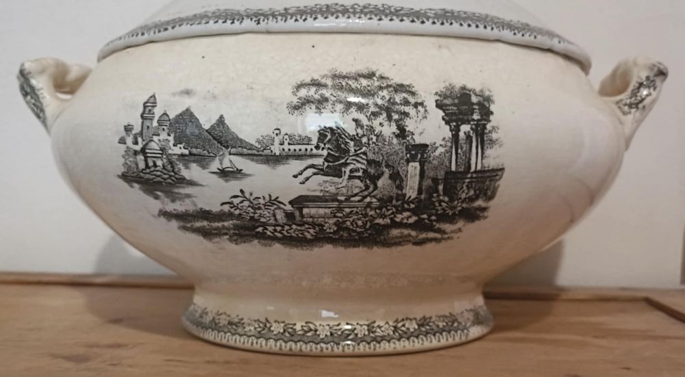 Grande e pesada terrina Cavalinho em preto Sacavém não marcada
Envi