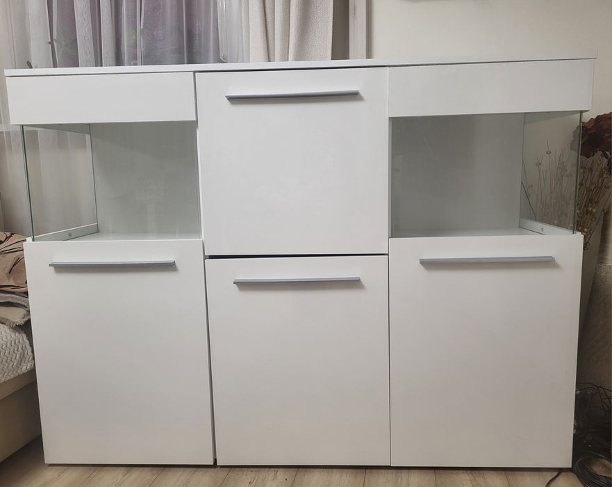 Biała komoda z przeszkleniami