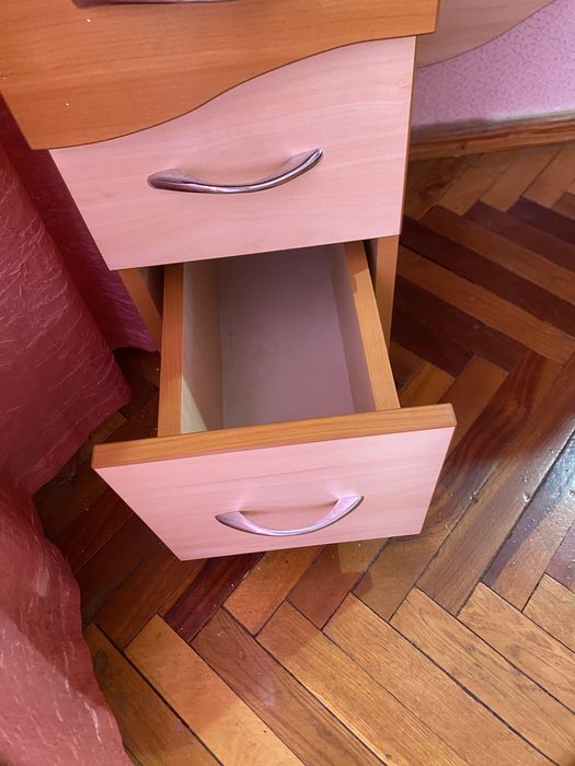 Туалетний столик з дзеркалом та 2 тумби