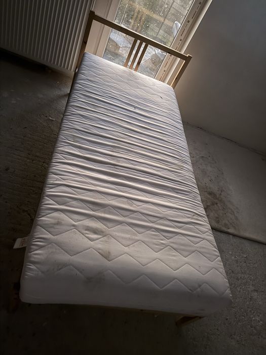Lózko 90*200 z materacem