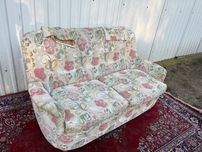 stara ładna sofa .