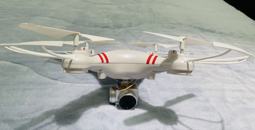 Drone com luz led, comando e camera
