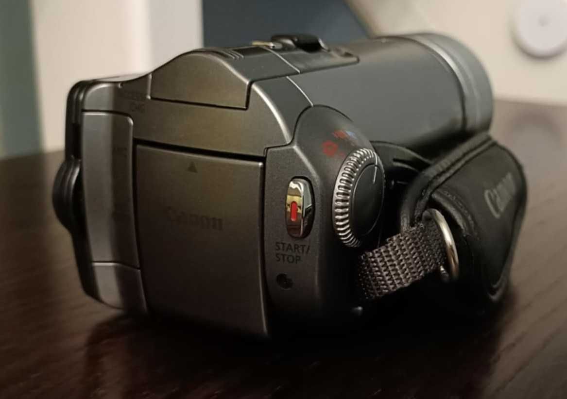 Цифрова відеокамера Canon HF100
