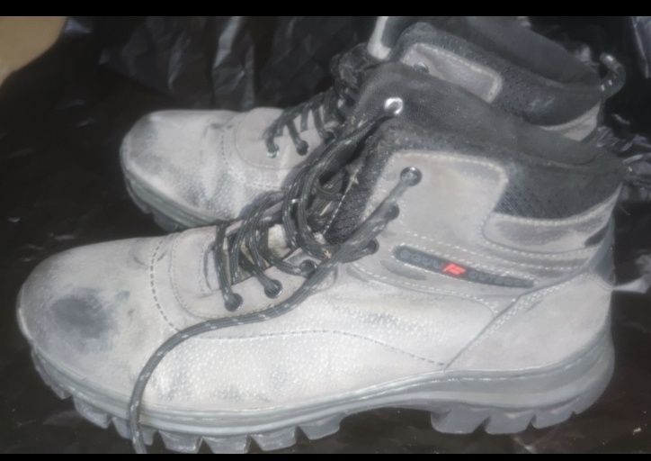 Продаються чоловічі ботинки