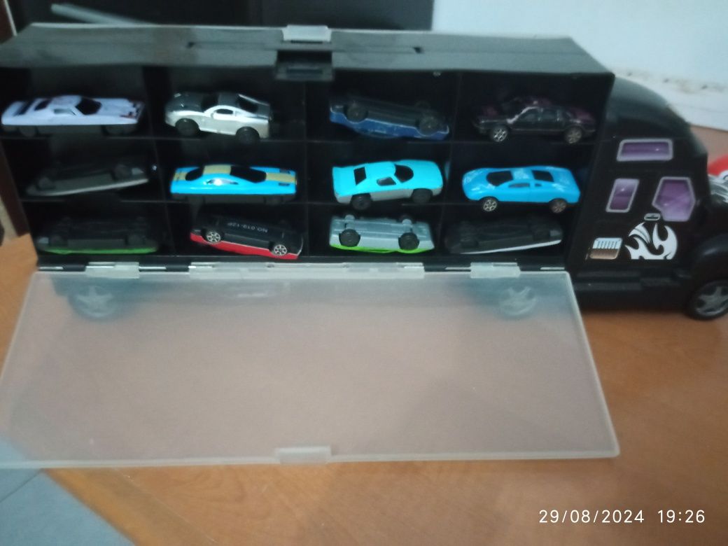 Camião com carrinhos pequenos