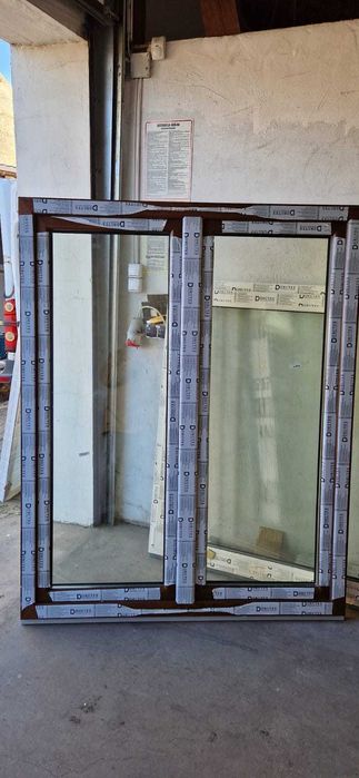 Okno PCV 3-szybowe, wym. 1410 x1760 Orzech zewnątrz, wewnątrz białe.