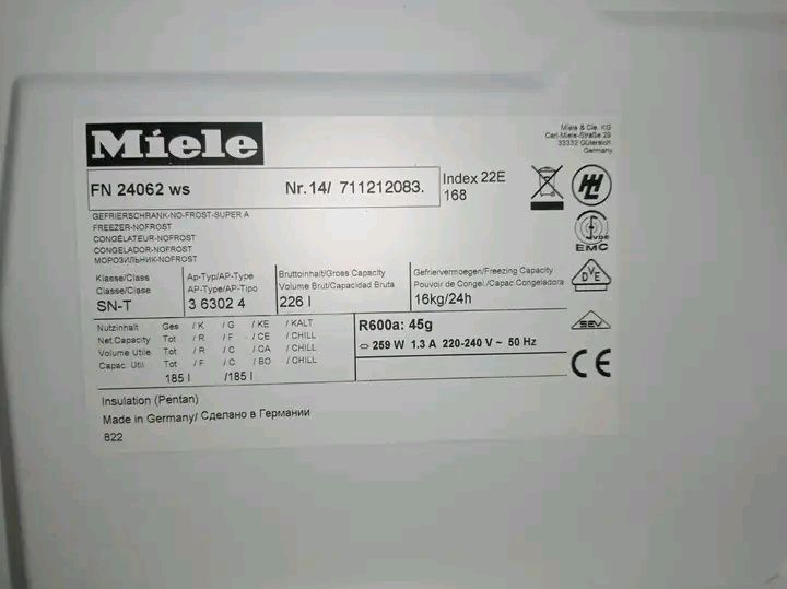Морозильна камера Miele.  Висота 145 см.