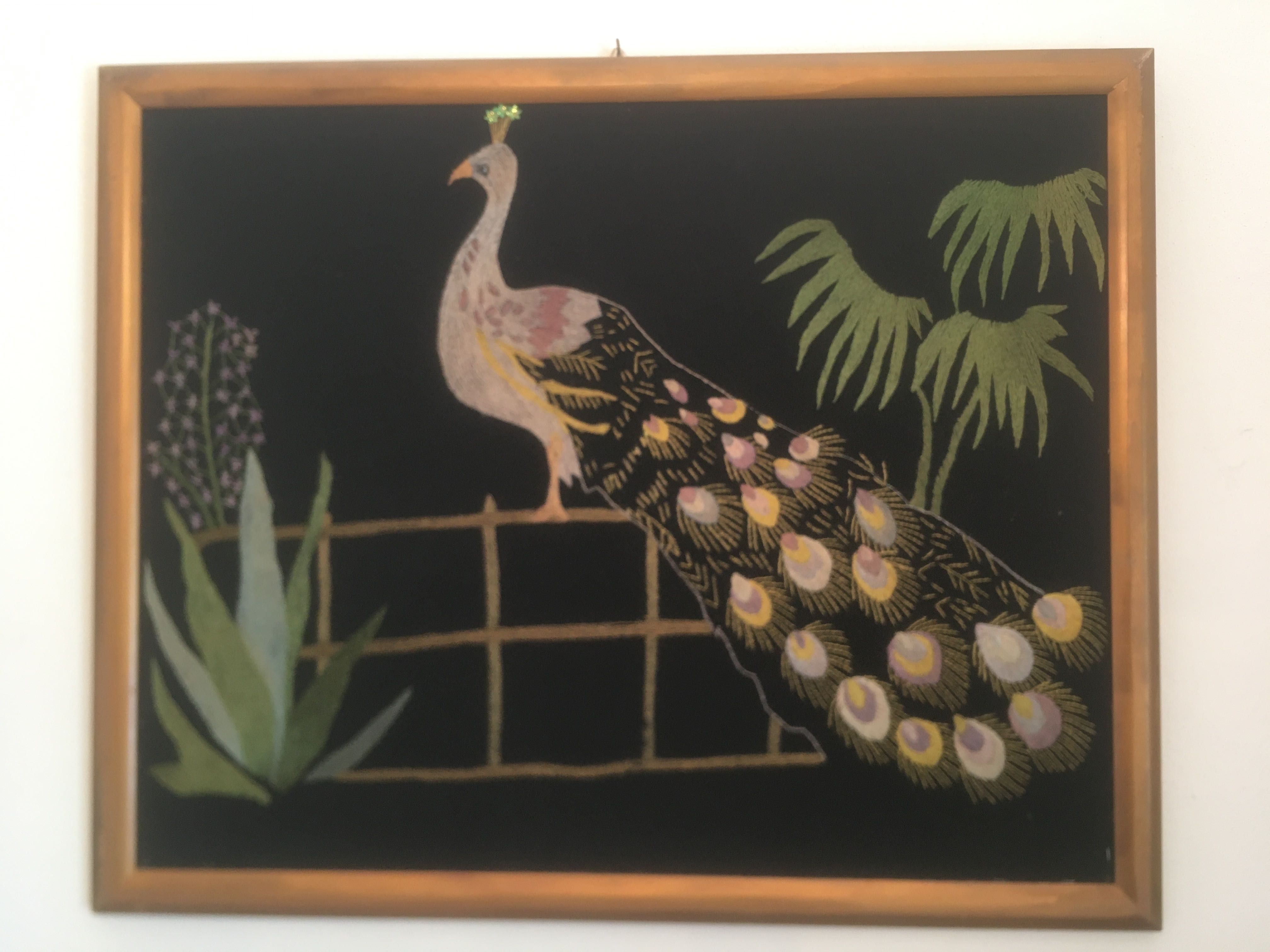 Imagem bordada à mão com um pavão
