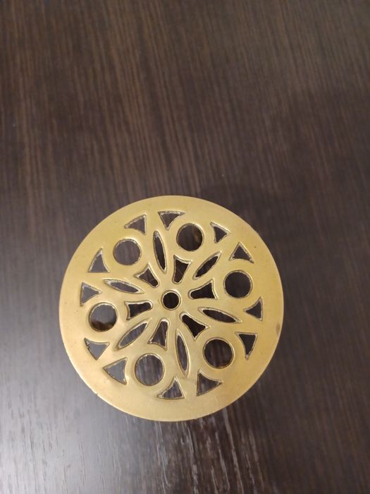 Stojak ozdobny na trójnogu mosiądz