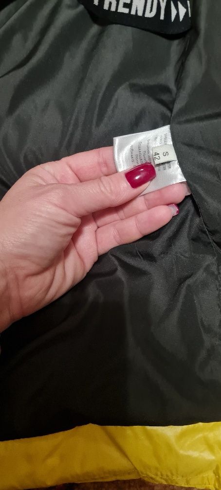 Продам жовту куртку