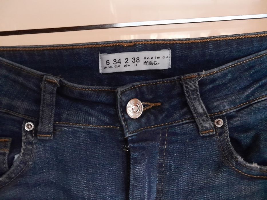 Dżinsy z dziurami XS/34