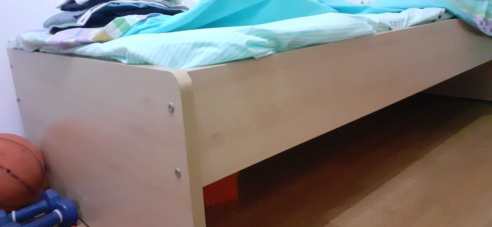 Cama em madeira e cabeceira