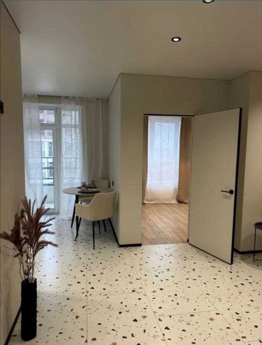 БЕЗ КОМІСІЇ! однокімнатна ВЕЛИКА квартира біля НАБЕРЕЖНОЇ